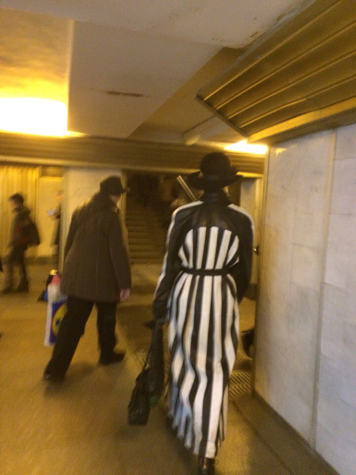 20 отчаянных модников, которых можно встретить в российском метро мода петербургского метро, мода метро, модники в транспорте, странные пассажиры метро