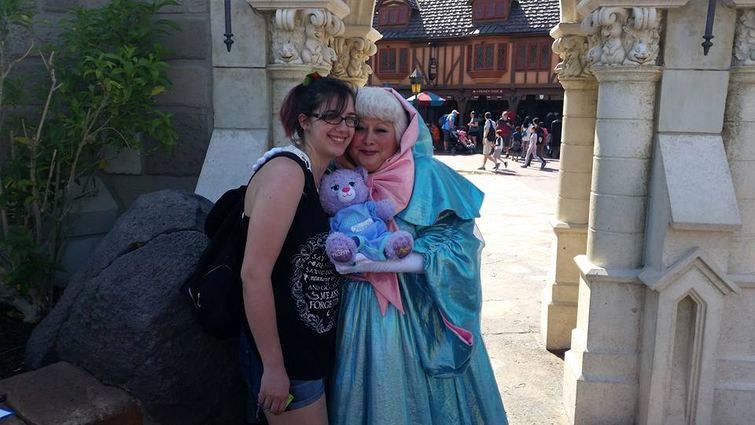 работница диснейленда растрогала до слёз, актриса в костюме феи с плюшевым мишкой