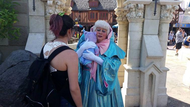 работница диснейленда растрогала до слёз, актриса в костюме феи с плюшевым мишкой
