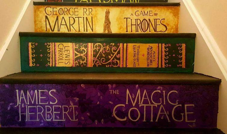 Эта женщина превратила домашнюю лестницу в 'книжную полку', создав настоящий лестничный шедевр превратила лестницу в книжную полку, раскрасила лестницу под книжную полку, Пиппы Бранхам, Pippa Branham