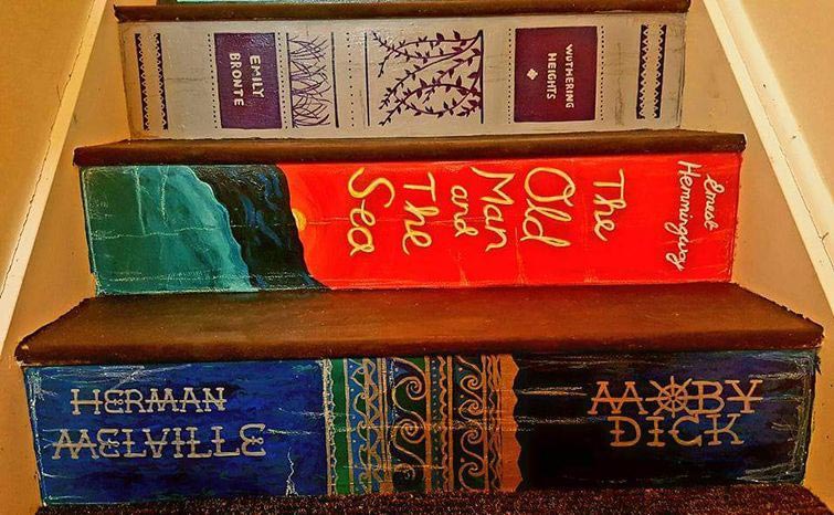 Эта женщина превратила домашнюю лестницу в 'книжную полку', создав настоящий лестничный шедевр превратила лестницу в книжную полку, раскрасила лестницу под книжную полку, Пиппы Бранхам, Pippa Branham