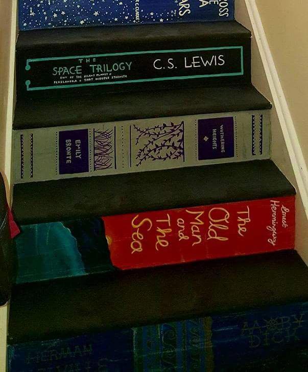Эта женщина превратила домашнюю лестницу в 'книжную полку', создав настоящий лестничный шедевр превратила лестницу в книжную полку, раскрасила лестницу под книжную полку, Пиппы Бранхам, Pippa Branham