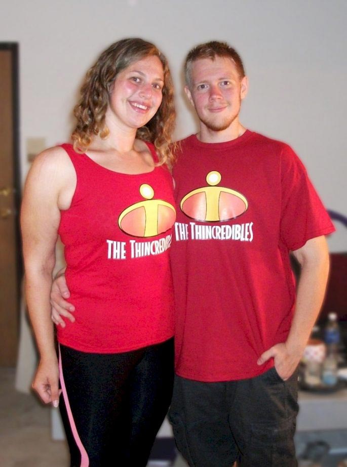 На двоих эта пара весила 320 кг, но они не только похудели в половину этого веса, но и избавиться от лишней кожи пара похудела в половину веса, пара весила 320 кг на двоих, пара до и после похудения