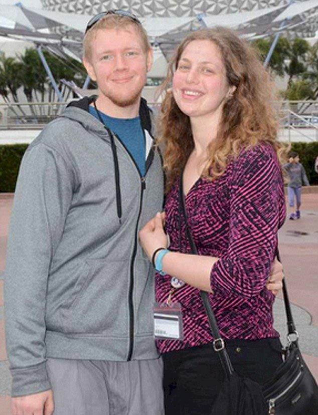 На двоих эта пара весила 320 кг, но они не только похудели в половину этого веса, но и избавиться от лишней кожи пара похудела в половину веса, пара весила 320 кг на двоих, пара до и после похудения