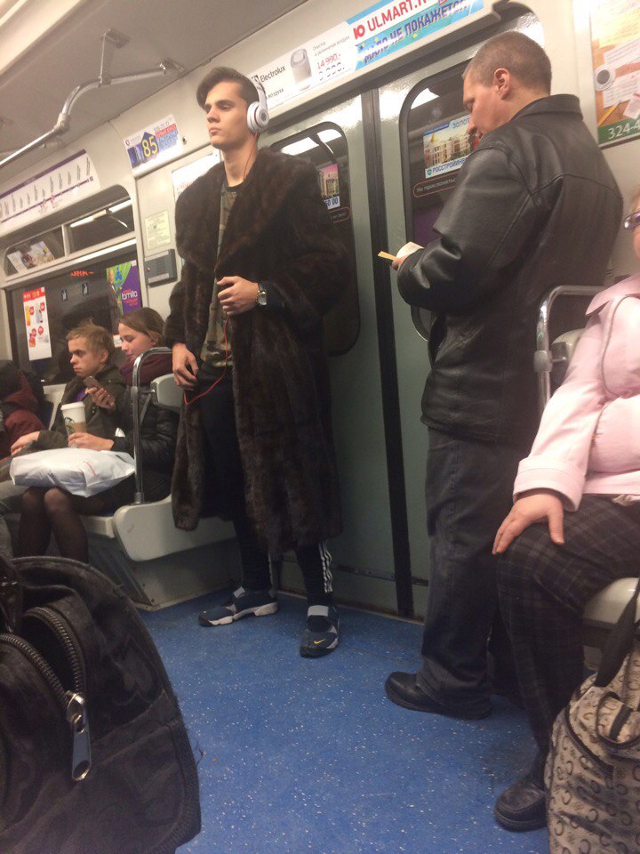 мода петербургского метро, мода метро, модники в транспорте, странные пассажиры метро 
