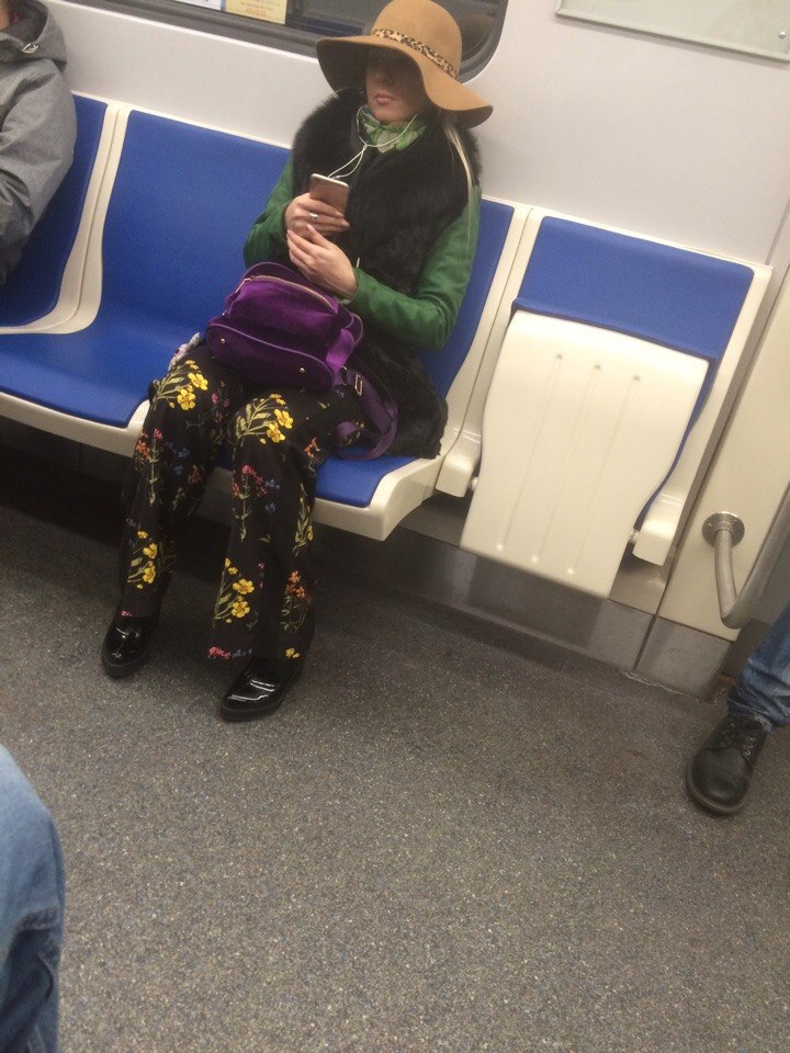мода петербургского метро, мода метро, модники в транспорте, странные пассажиры метро 