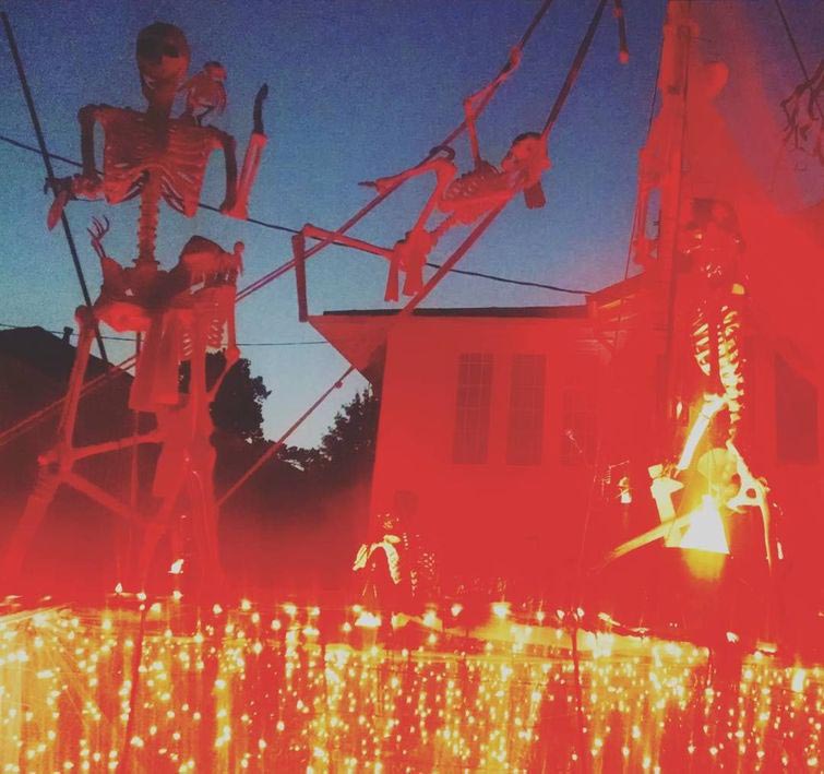 Костюмы для домов, украшение домов на Хэллоуин