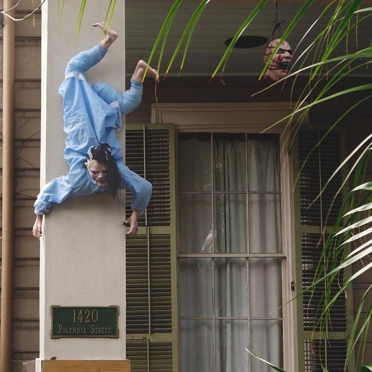 Костюмы для домов, украшение домов на Хэллоуин