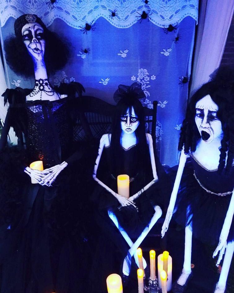 Костюмы для домов, украшение домов на Хэллоуин