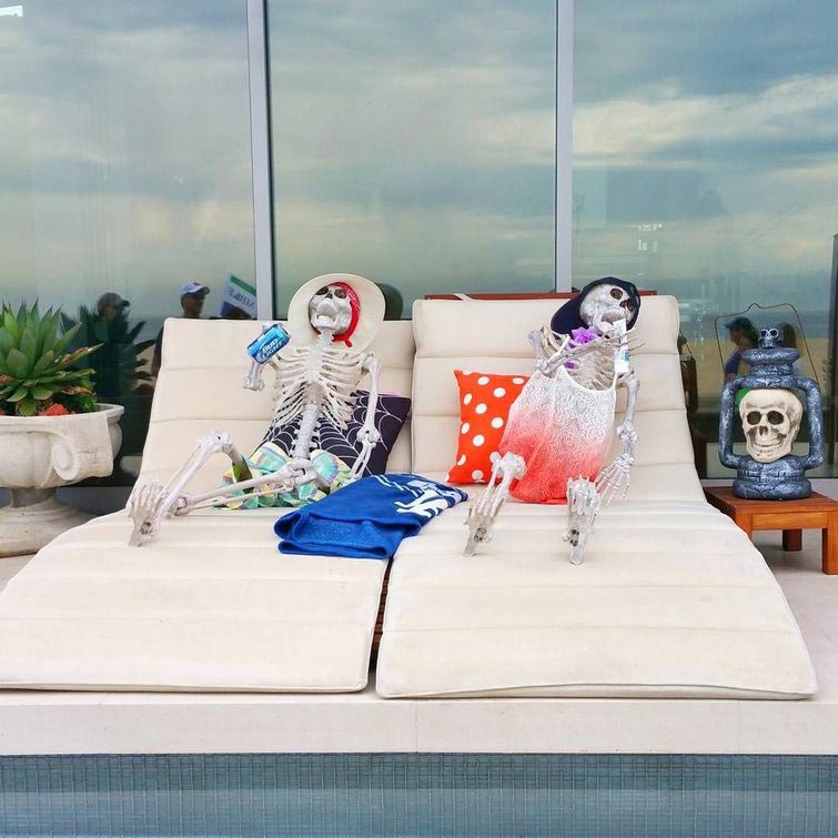 Костюмы для домов, украшение домов на Хэллоуин