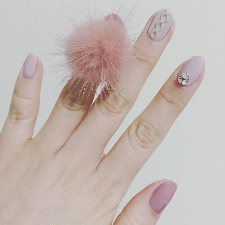 Ногти с помпонами, pompom nails