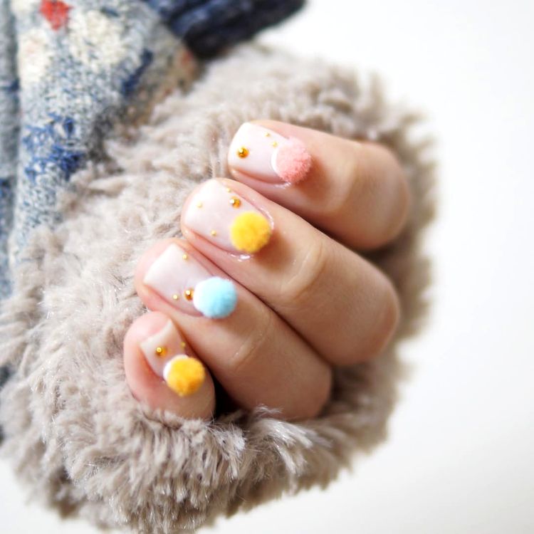 Ногти с помпонами, pompom nails