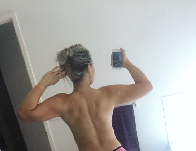 Девушке удалось похудеть на 60 кг благодаря замене газировки на обычную воду и длительным прогулкам похудела на 60 кг, до и после похудения