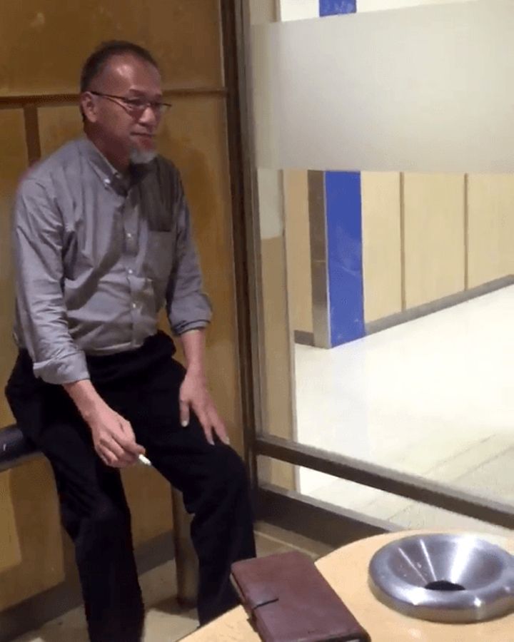 фокус с левитацией, фокус мужчина из курилки, летающая сигарета фокус, летающий бумажный стаканчик