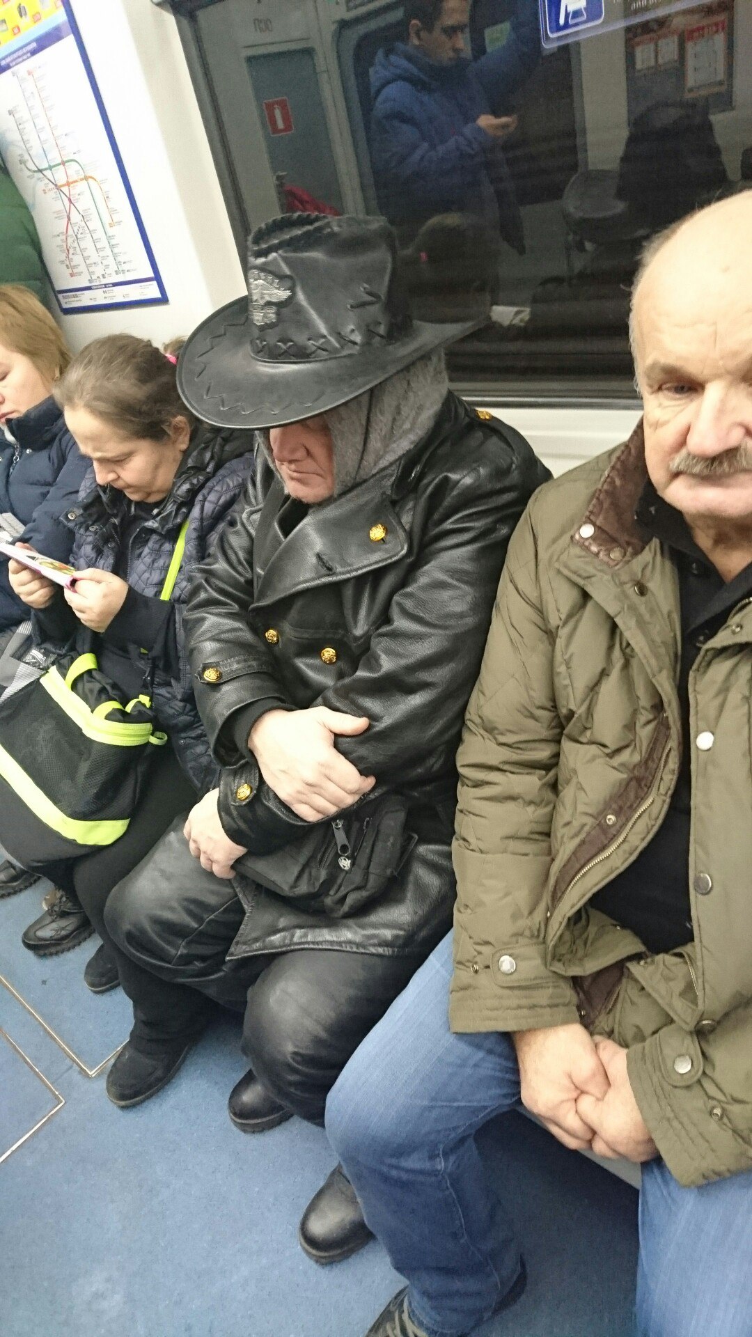 Мода от народа или 19 неординарных пассажиров российского метро мода петербургского метро, мода метро, модники в транспорте, странные пассажиры метро