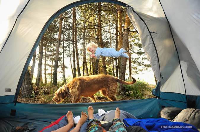 папа снимает сына с синдромом Дауна, папа фотографирует сына Дауна летающим