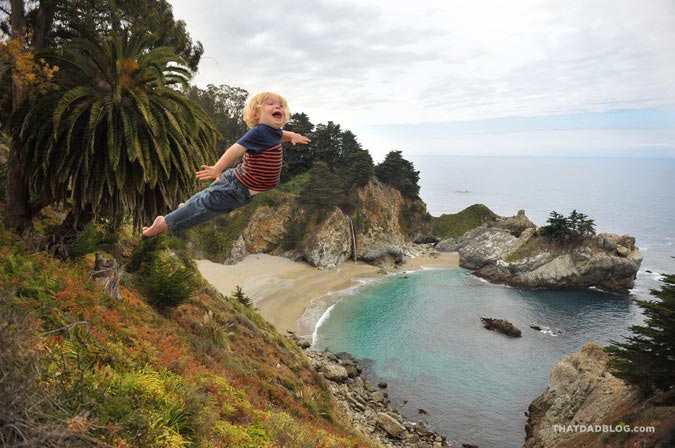 папа снимает сына с синдромом Дауна, папа фотографирует сына Дауна летающим