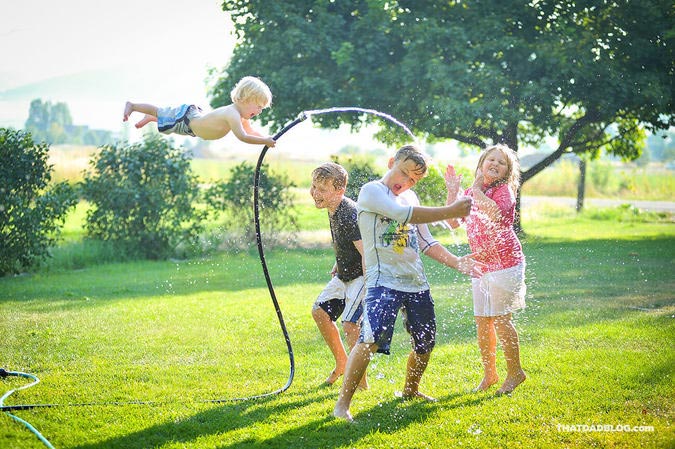 папа снимает сына с синдромом Дауна, папа фотографирует сына Дауна летающим