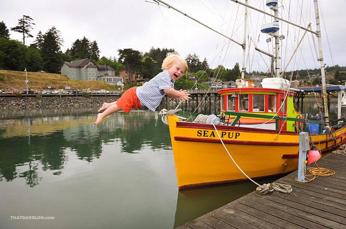папа снимает сына с синдромом Дауна, папа фотографирует сына Дауна летающим