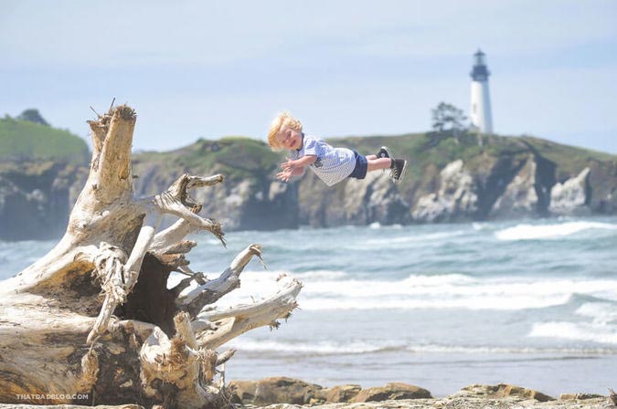 папа снимает сына с синдромом Дауна, папа фотографирует сына Дауна летающим