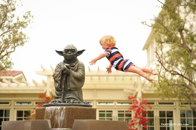 папа снимает сына с синдромом Дауна, папа фотографирует сына Дауна летающим