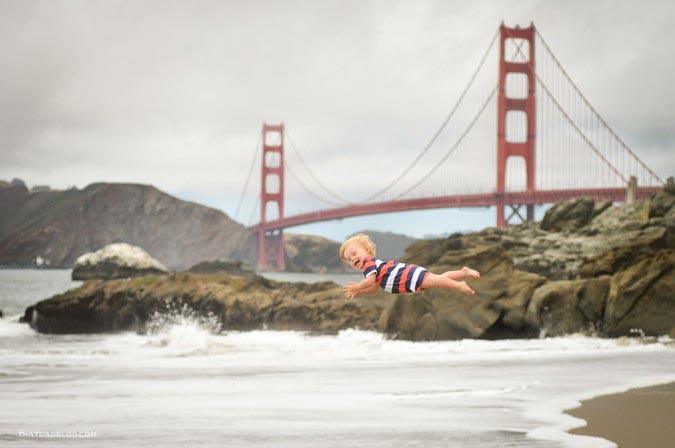 папа снимает сына с синдромом Дауна, папа фотографирует сына Дауна летающим