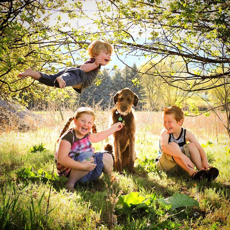 папа снимает сына с синдромом Дауна, папа фотографирует сына Дауна летающим