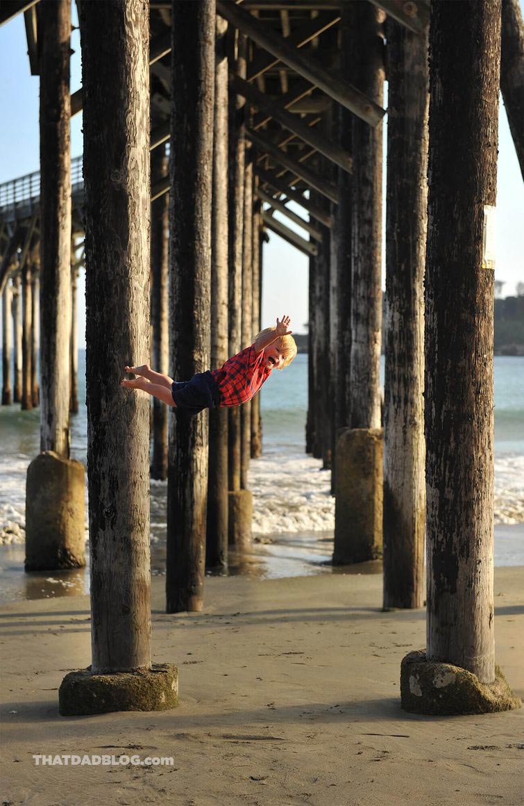 папа снимает сына с синдромом Дауна, папа фотографирует сына Дауна летающим