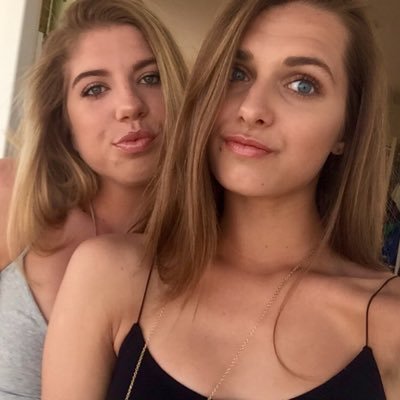 папа сообщил дочери что платья для выпускного доставили, папа надел платья для выпускного дочери,