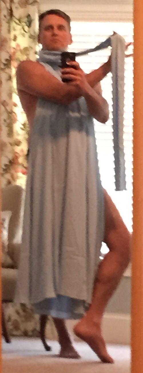 папа сообщил дочери что платья для выпускного доставили, папа надел платья для выпускного дочери,