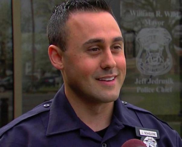 Вместо того, чтобы выписать штраф этому папе, полицейский дал ему то, в чём тот действительно нуждался полицейский купил детское автокресло, полицейский купил автокресло вместо штраша