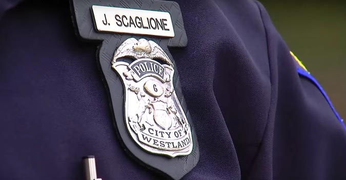 Вместо того, чтобы выписать штраф этому папе, полицейский дал ему то, в чём тот действительно нуждался полицейский купил детское автокресло, полицейский купил автокресло вместо штраша