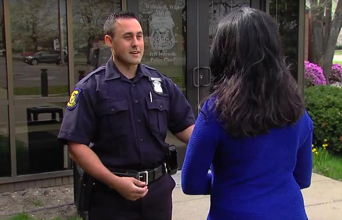 Вместо того, чтобы выписать штраф этому папе, полицейский дал ему то, в чём тот действительно нуждался полицейский купил детское автокресло, полицейский купил автокресло вместо штраша