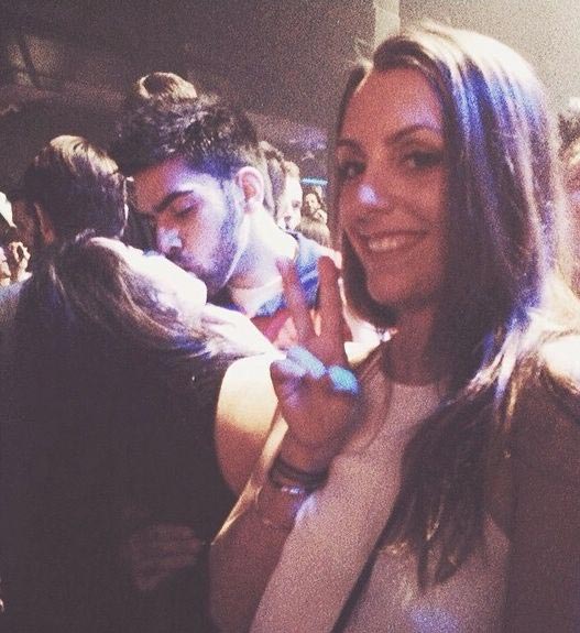 фотобомбила целующиеся пары, целующиеся пары девушка на фоне