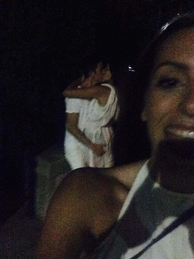 фотобомбила целующиеся пары, целующиеся пары девушка на фоне