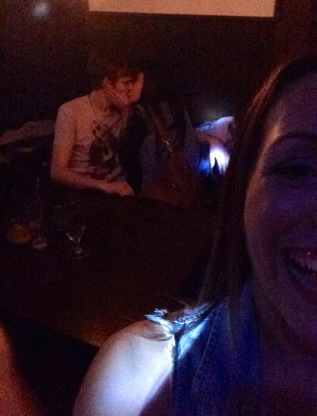 фотобомбила целующиеся пары, целующиеся пары девушка на фоне