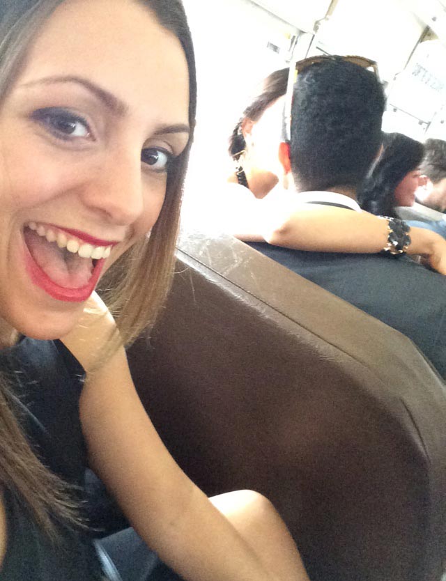 фотобомбила целующиеся пары, целующиеся пары девушка на фоне