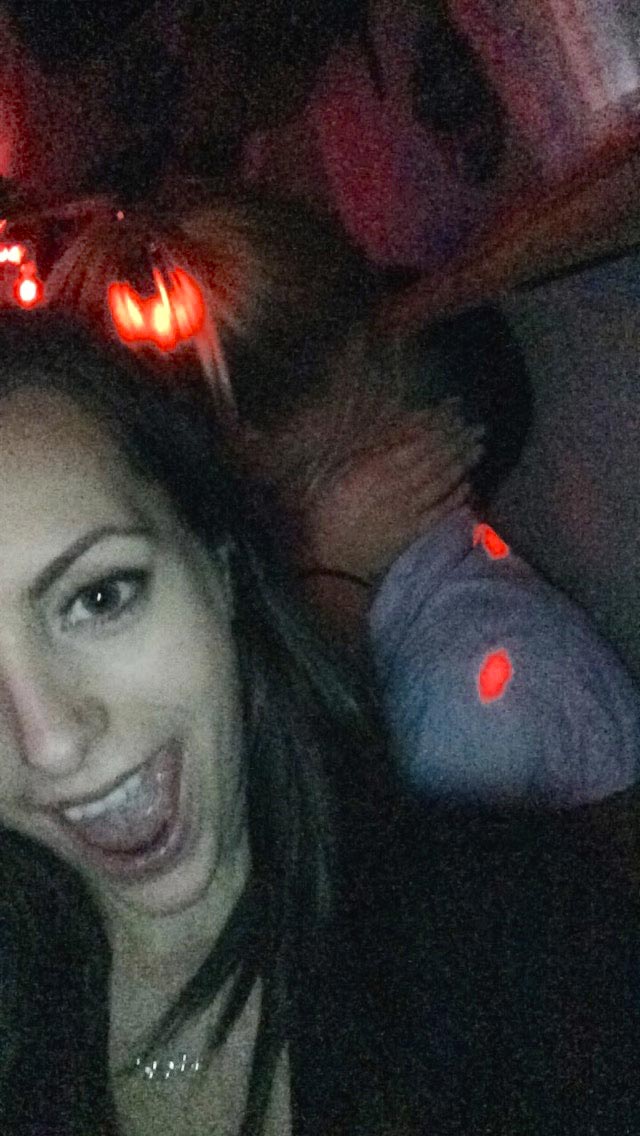 фотобомбила целующиеся пары, целующиеся пары девушка на фоне