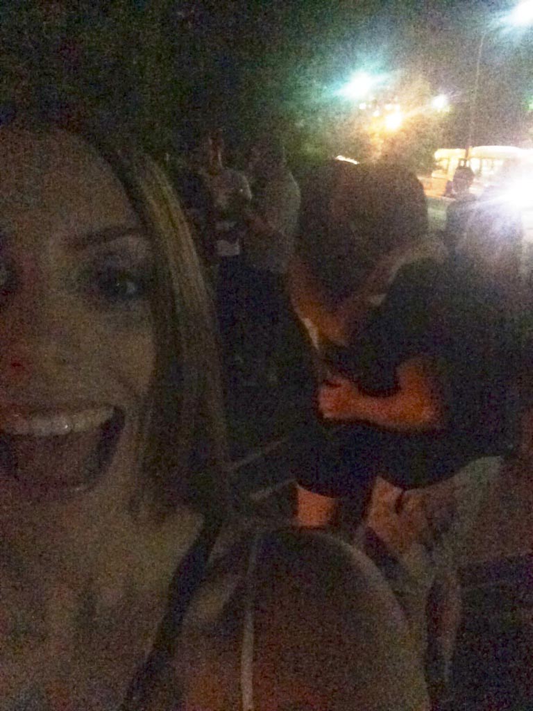 фотобомбила целующиеся пары, целующиеся пары девушка на фоне