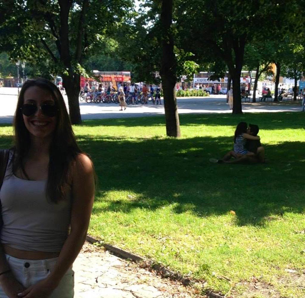 фотобомбила целующиеся пары, целующиеся пары девушка на фоне