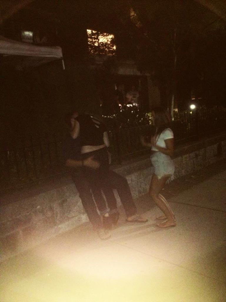 фотобомбила целующиеся пары, целующиеся пары девушка на фоне