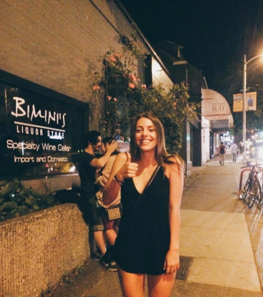 фотобомбила целующиеся пары, целующиеся пары девушка на фоне