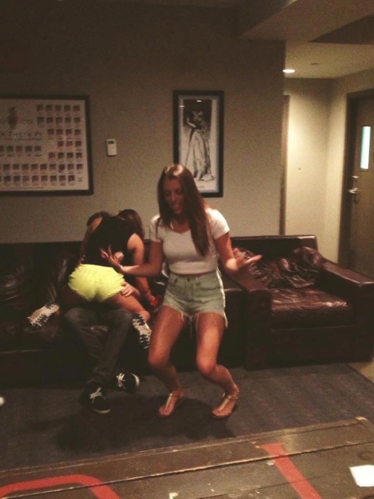 фотобомбила целующиеся пары, целующиеся пары девушка на фоне