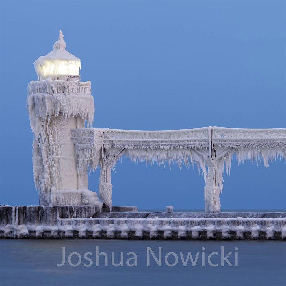 маяк Святого Иосифа зимой, маяк с приходом зимы, маяк покрытый льдом