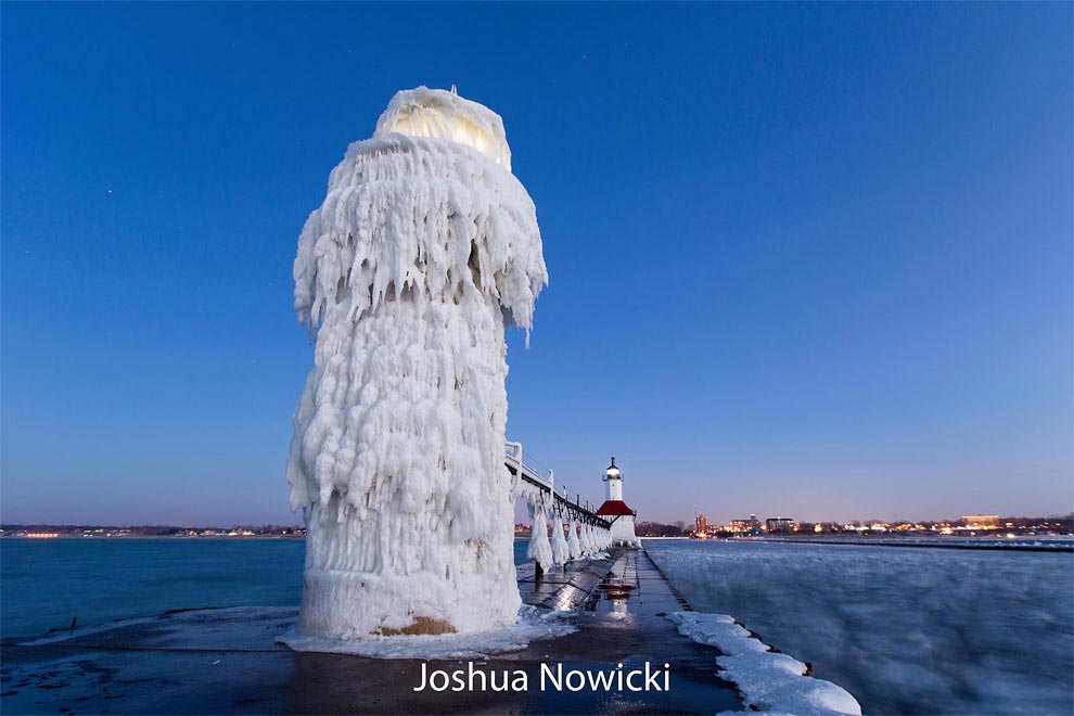 маяк Святого Иосифа зимой, маяк с приходом зимы, маяк покрытый льдом