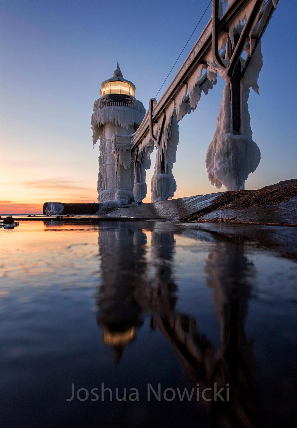маяк Святого Иосифа зимой, маяк с приходом зимы, маяк покрытый льдом