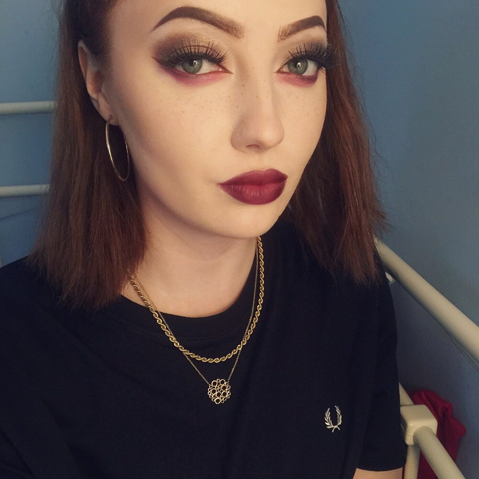 19-летнюю любительницу яркого макияжа оскорбили за то, что она показала свой естественный вид девушку оскорбили за лицо без макияжа, Мейси Бич, Maisie Beech