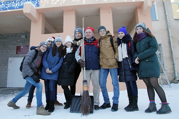 Школьный дворник рисует картины на снегу, Семён Бухарни