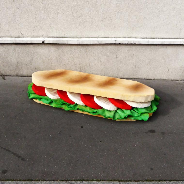 матрасы в гиганскую еду, выброшенные матрасы в еду, художник превращает выброшенные матрасы