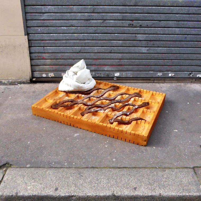 матрасы в гиганскую еду, выброшенные матрасы в еду, художник превращает выброшенные матрасы